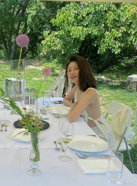 Nhiều người "ném đá" vì nghĩ Vãn Vãn đã lạm dụng photoshop, một số khác thì cho rằng Vãn Vãn thực tế không phải hot girl mạng như nhiều cô gái khác.