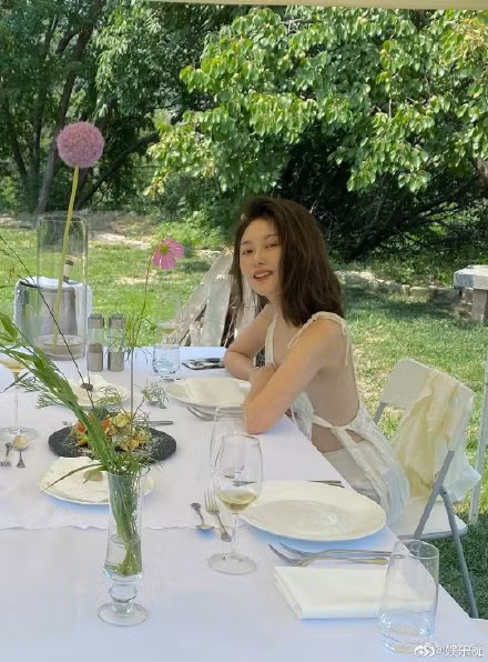 Nhiều người "ném đá" vì nghĩ Vãn Vãn đã lạm dụng photoshop, một số khác thì cho rằng Vãn Vãn thực tế không phải hot girl mạng như nhiều cô gái khác.