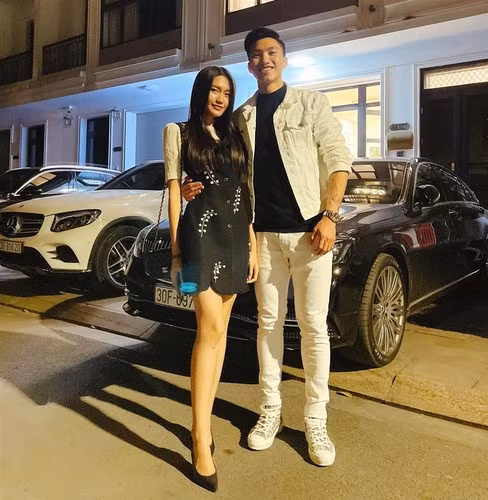 Không còn giấu giếm, Văn Hậu và Hải My thoải mái đăng ảnh tình tứ bên nhau và bình luận tương tác qua lại, thể hiện tình cảm với đối phương.