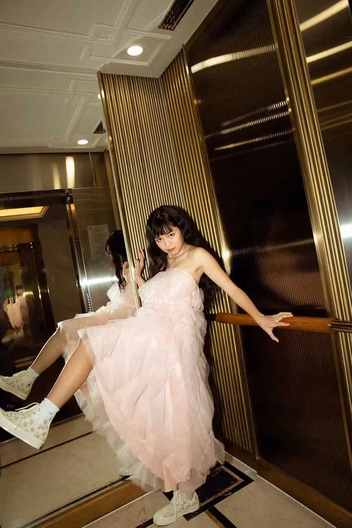 Mới đây, nữ diễn viên phim Mắt biếc đã có lần hiếm hoi xuất hiện công khai tại một sự kiện. Theo đó tại chương trình, Khánh Vân nổi bật với bộ váy hồng dịu dàng cùng lối trang điểm tự nhiên, tôn lên vẻ đẹp trong trẻo và ngọt ngào.