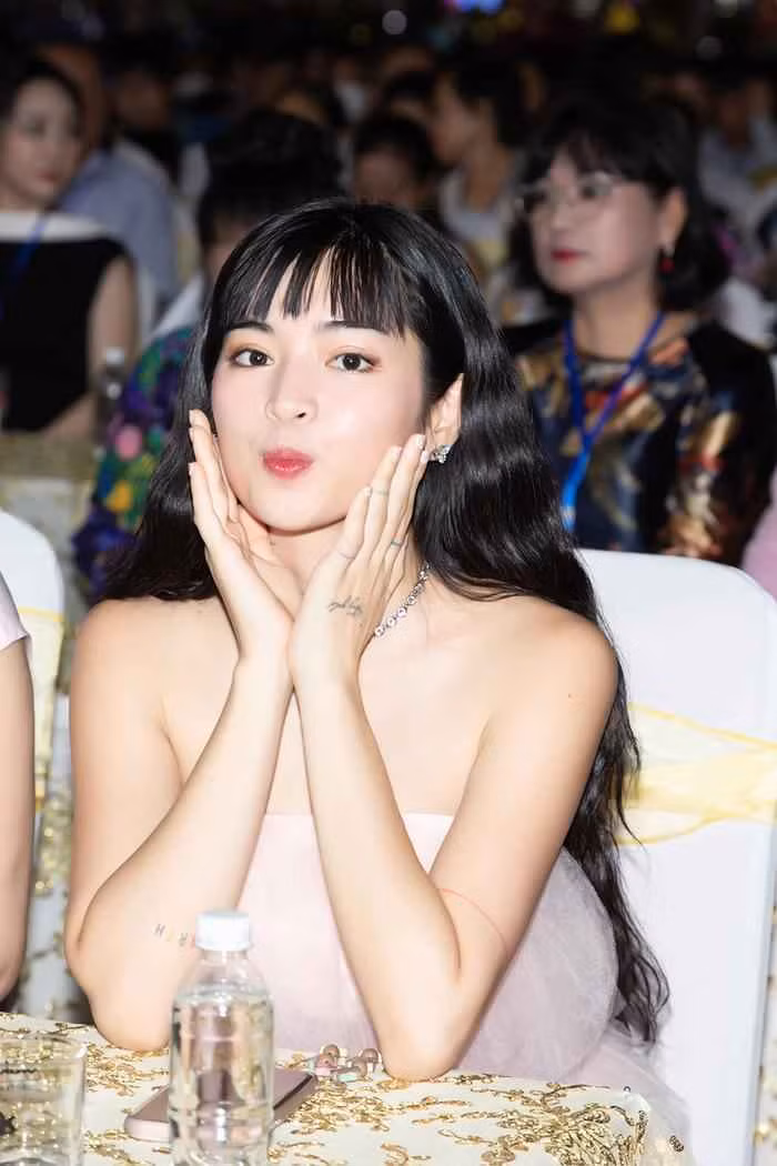 Dù đã lâu không lộ diện công khai, nhưng Khánh Vân vẫn tự tin trước ống kính truyền thông.