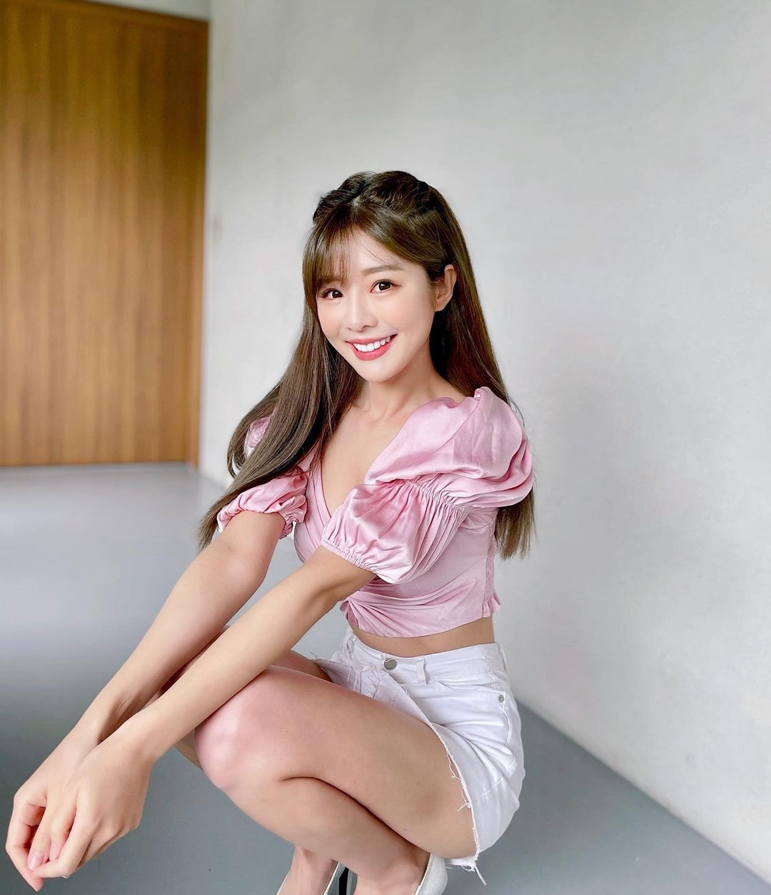 Trên trang cá nhân, Eli là người khá cởi mở khi thường xuyên chia sẻ về cuộc sống gia đình, bạn bè và những chuyến đi chơi của mình.