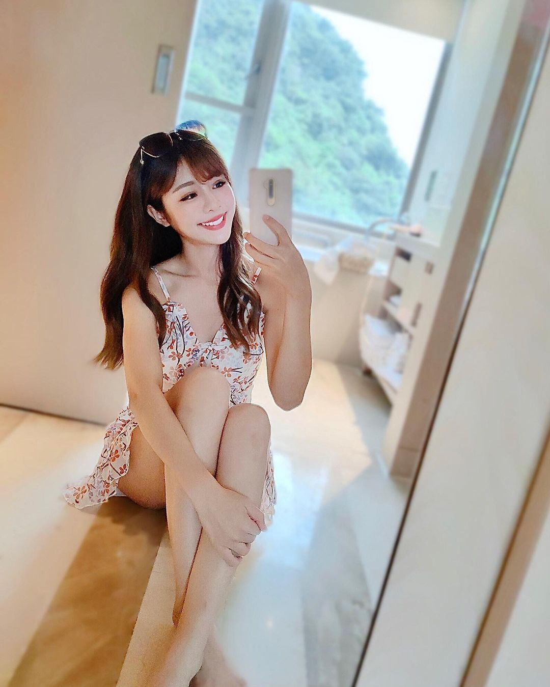 Kể từ ngày nổi tiếng đó, sự nghiệp của Eli lên hương như "diều gặp gió" khi liên tục có hàng loạt nhãn hàng book quảng cáo, mời làm mẫu ảnh.