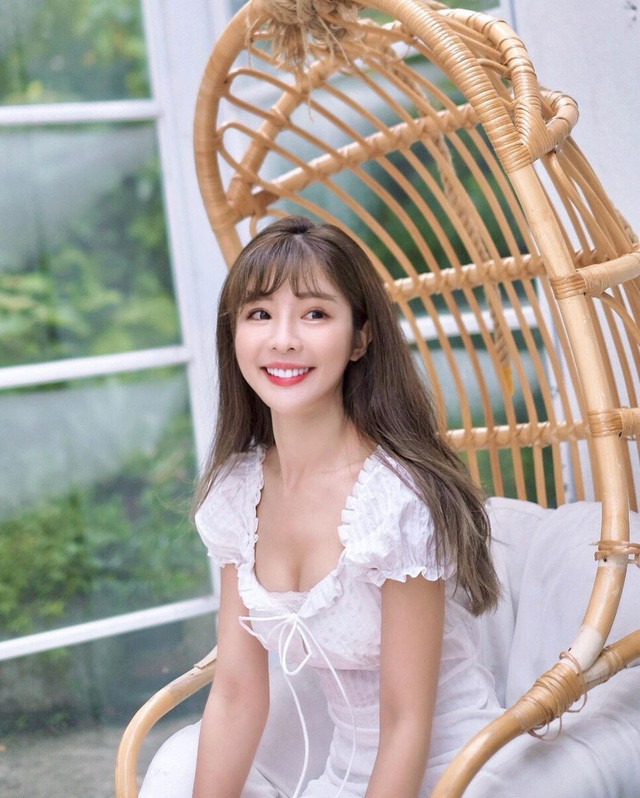 Trước đó, Eli từng là hot girl mạng, hoạt náo viên bóng chày có tiếng và mới đây trở thành một nữ streamer xinh đẹp được nhiều người tìm kiếm.