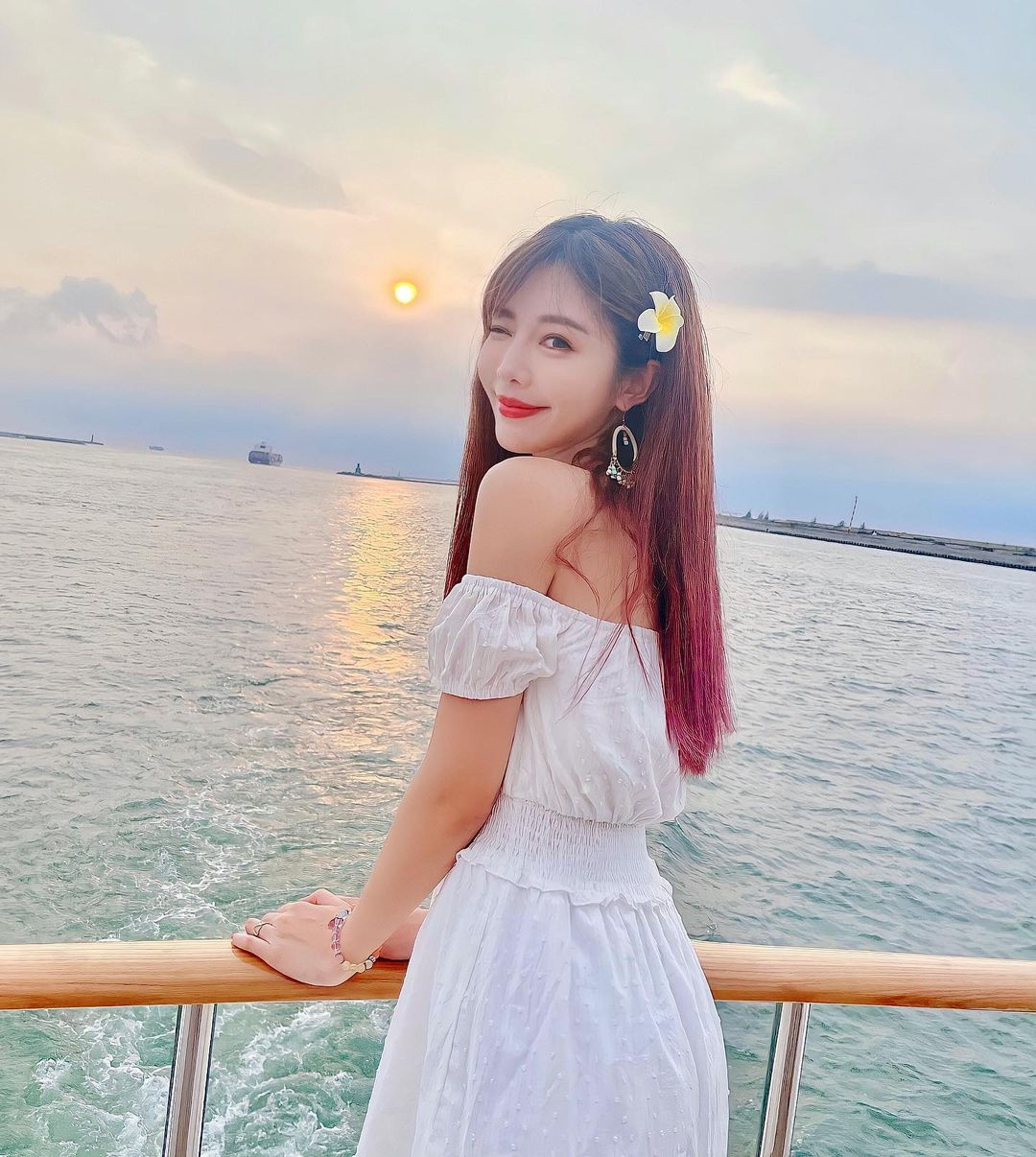 Cùng ngắm thêm những hình ảnh của nữ streamer vừa có pha xử lý gây bão mạng sau khi gặp sự cố trang phục ngay trên sóng livestream.