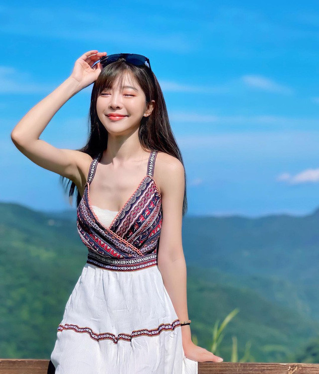 Khoảnh khắc nữ streamer xử lý tình huống trang phục có phần nóng bỏng này khiến tên tuổi của Eli nhanh chóng nổi như cồn.