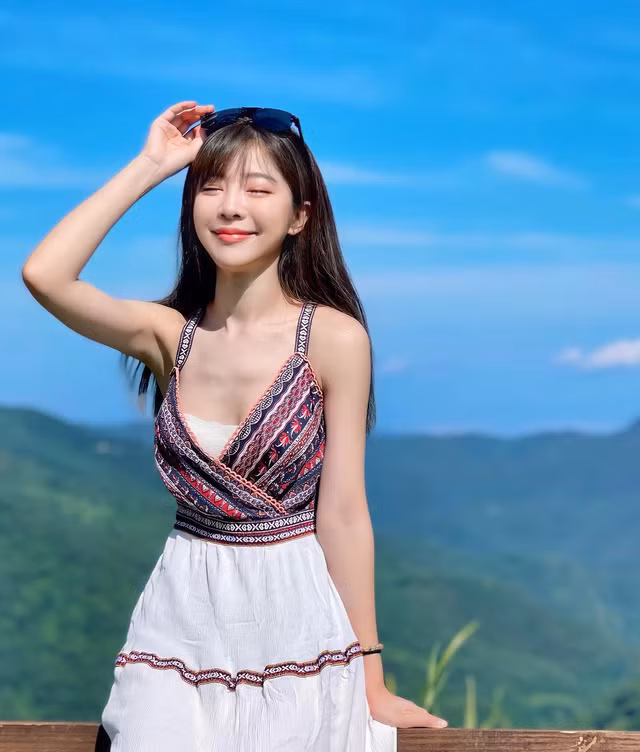 Khoảnh khắc nữ streamer xử lý tình huống trang phục có phần nóng bỏng này khiến tên tuổi của Eli nhanh chóng nổi như cồn.