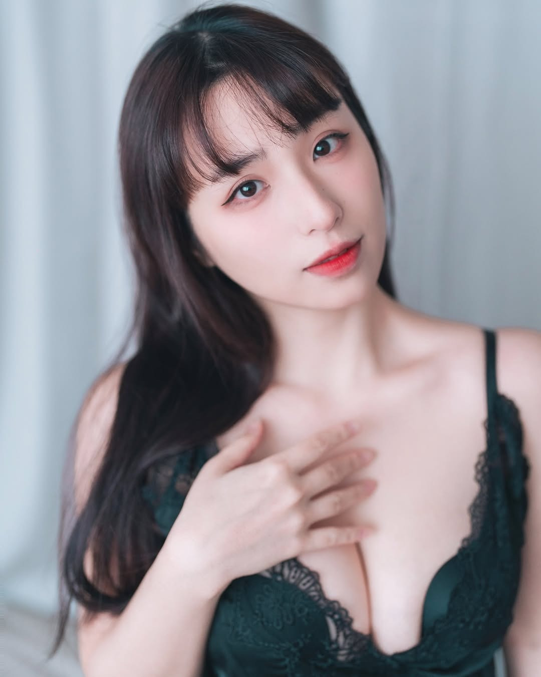 Ngoài ra, Pinpin Ponpon cũng nhấn mạnh rằng mọi thứ trên cơ thể cô nàng hoàn toàn là tự nhiên 100%. Nàng hot girl cũng tiết lộ rằng mẹ và hai chị gái khác cũng có vóc dáng đẹp tương tự với vòng một cup G.