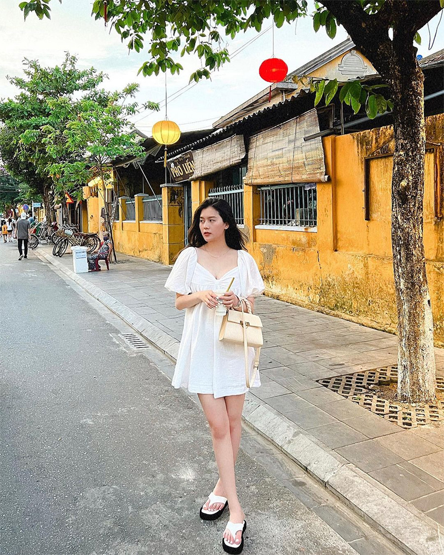 Người đẹp quê Tuyên Quang được đánh giá là một trong những nàng WAGs nổi bật nhất của tuyển Việt Nam với gương mặt đẹp, thân hình chuẩn và làn da trắng ngần.