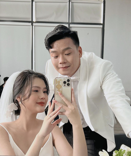 Trước đó, cặp hot girl và cầu thủ này làm lễ ăn hỏi kết hợp đón dâu tại quê nhà Tuyên Quang.