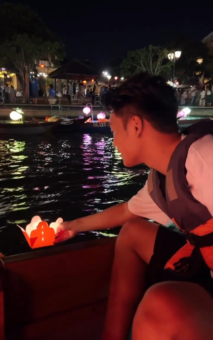 Hậu đám cưới, vòng hai của Tố Uyên được nhiều người chú ý nhưng cô không đăng ảnh bikini dù vui chơi ở biển.