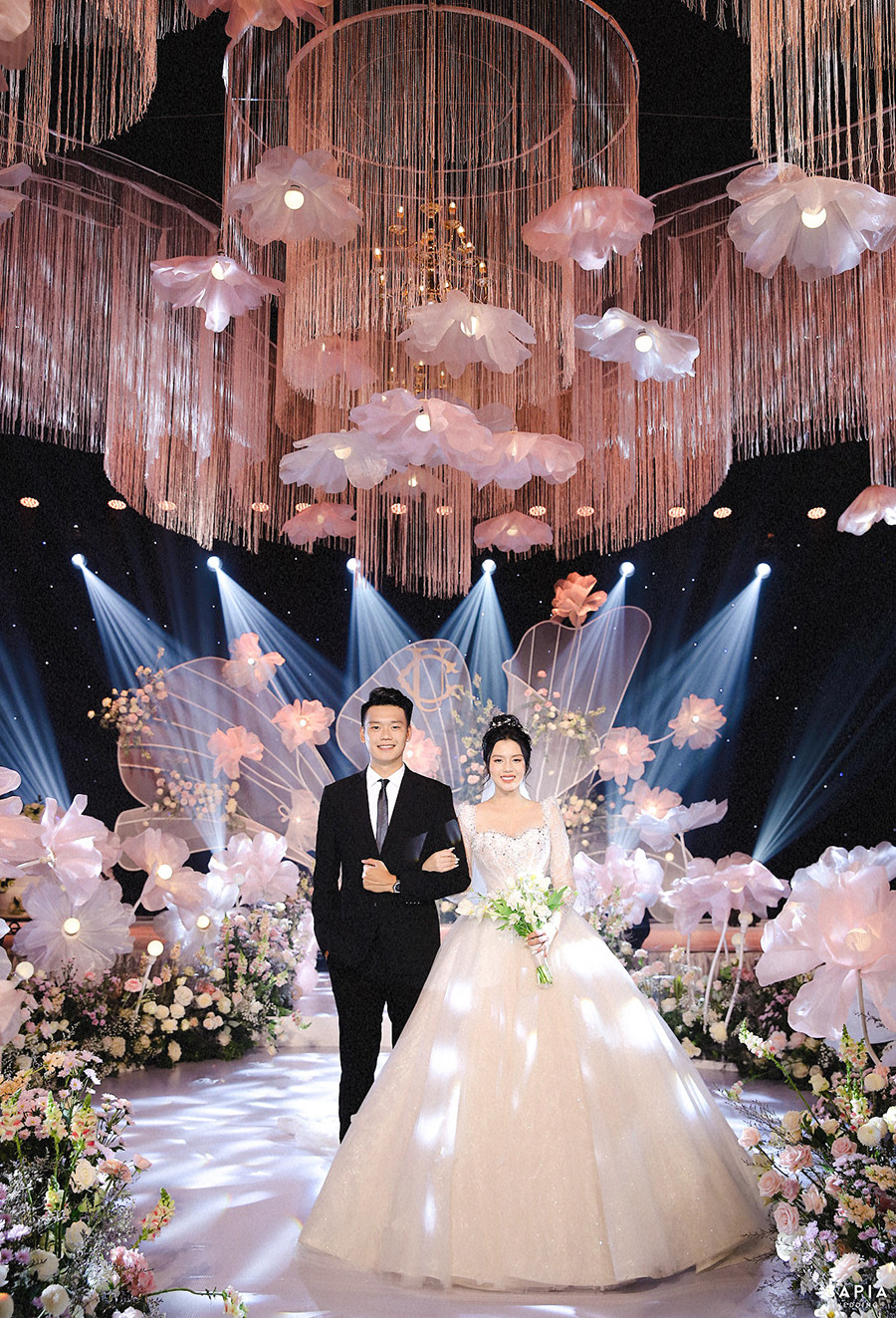 Trung vệ sinh năm 1997 cùng bà xã ngồi thuyển, thả đèn hoa đăng cầu may mắn và tài lộc.