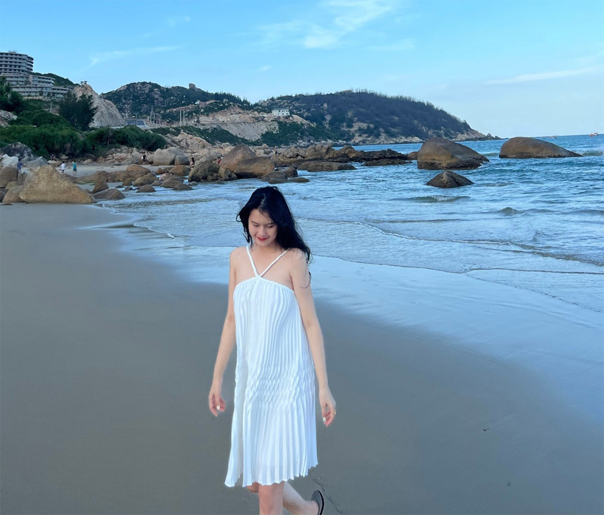 Chia sẻ những bức ảnh tuần trăng mật lên trang cá nhân, cô nàng Ngô Tố Uyên tươi cười tạo dáng dưới "ống kính" của chồng.