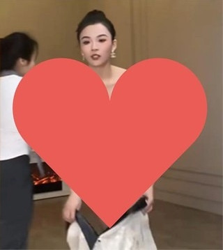 Xem livestream bán hàng của cô gái này, không ít cư dân mạng đã phải bất ngờ khi chứng kiến cô vừa thay quần áo vừa chốt đơn.