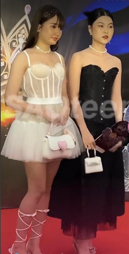 Không chỉ gương mặt, làn da mà vóc dáng của Khánh Huyền cũng bị đem ra so sánh. Tuy nhiên, một số người vẫn khen ngợi gương mặt bầu bĩnh, dễ thương của gái xinh 18 tuổi.