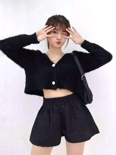 Nàng "hot girl TikTok" luôn biết cách làm mới hình ảnh của mình trên mạng xã hội. Cô nàng chọn phong cách nữ tính, nhẹ nhàng đúng tuổi, đôi khi không kém phần gợi cảm và táo bạo.