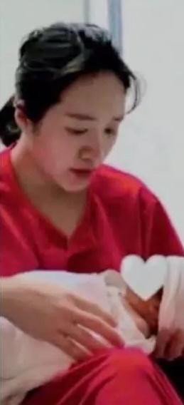 Diện mạo này khiến nam cầu thủ bị nhận xét già hơn so với tuổi. Dưới clip, người hâm mộ khuyên Xuân Trường cạo râu, cắt tóc để lấy lại vẻ đẹp trai vốn có.