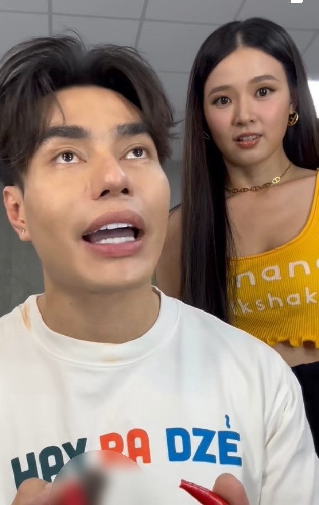 So với ảnh tự đăng, người đẹp qua ống kính của đồng nghiệp lại giảm phong độ, kém tươi tắn hơn hẳn. Cô lộ rõ rãnh cười, nếp nhăn ở đuôi mắt. Thậm chí, nữ diễn viên còn vướng tin đồn "dao kéo" vì chiếc mũi khác lạ.