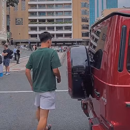 Ngoài ra, Hoàng Đức còn diện chiếc đồng hồ Patek Philippe màu đen có giá tiền là 1,9 tỷ đồng và chiếc Rolex Datejust xấp xỉ 400 triệu đồng.