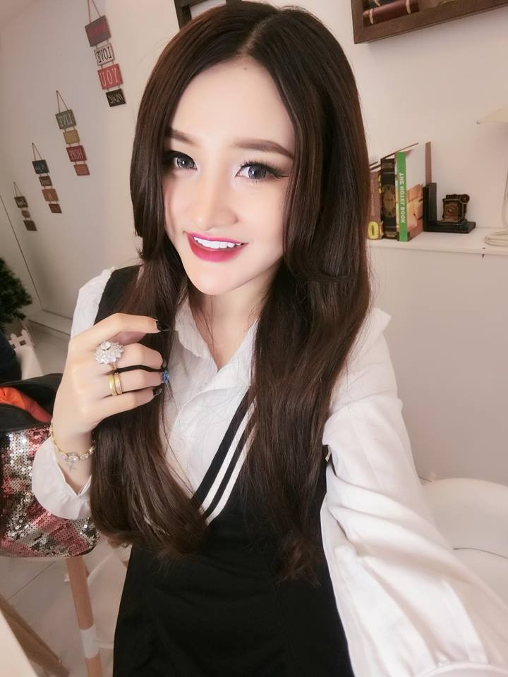 Nhìn vào những bức ảnh có trên trang cá nhân của hot girl thị phi Ngân 98, nhiều người nhận xét rằng cô nàng đứng cạnh có khuôn mặt, vóc dáng, cách ăn mặc và phong cách hành xử giống nhau đến khó tả.