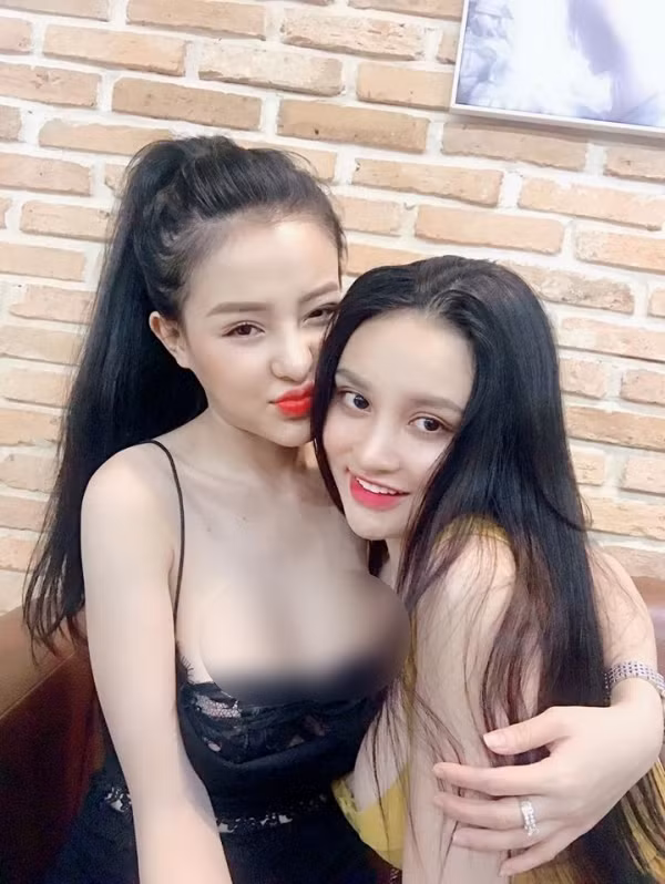 Tuy chưa xác định Thanh Vân có phải chị em ruột với Ngân 98 không nhưng ngoài ngoại hình tương đồng, tính cách của hai người cũng giống nhau kinh khủng. Ngoài phát ngôn gây sốc, khoe thân, Võ Huỳnh Thanh Vân cũng cuồng phẫu thuật thẩm mỹ giống cô em gái.