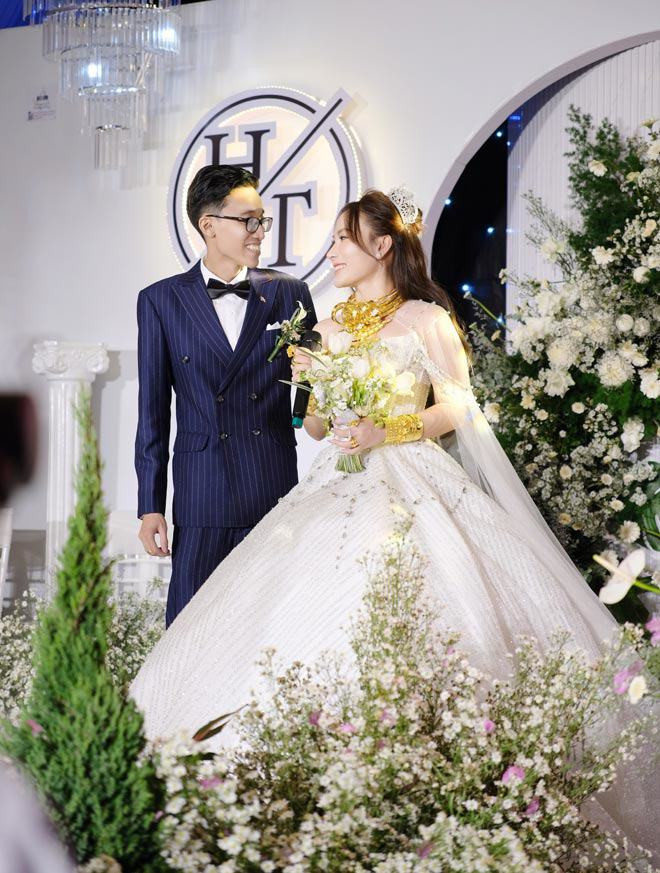 Riêng vợ chồng anh trai Như Huỳnh đứng ra lo liệu toàn bộ tiệc cưới nhà gái với tổng chi phí 200 triệu đồng. Chị dâu cô nàng còn làm một MV ca nhạc tặng riêng cô dâu với chi phí sản xuất là 200 triệu đồng.