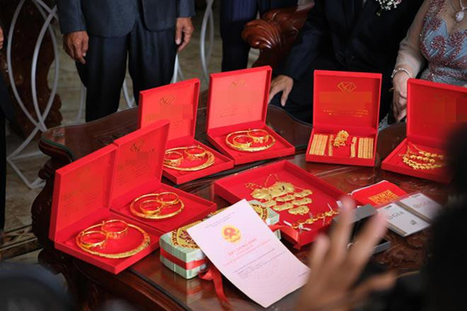 Nhà gái trao tặng một bộ trang sức kim cương trị giá 3 tỷ đồng, 3 cuốn sổ hồng trị giá hơn 10 tỷ đồng, một chiếc xe hơi, một nhẫn kim cương.