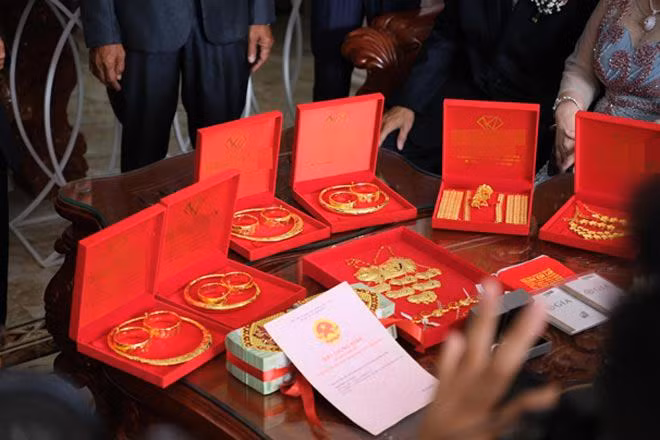 Nhà gái trao tặng một bộ trang sức kim cương trị giá 3 tỷ đồng, 3 cuốn sổ hồng trị giá hơn 10 tỷ đồng, một chiếc xe hơi, một nhẫn kim cương.