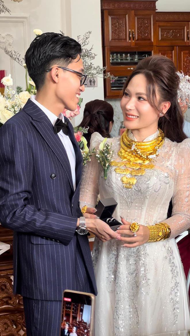 Cụ thể, nhà trai trao tặng 20 cây vàng, một cặp nhẫn cưới hột xoàn, một đôi bông tai hột xoàn, một căn nhà phố trị giá 15 tỷ đồng.