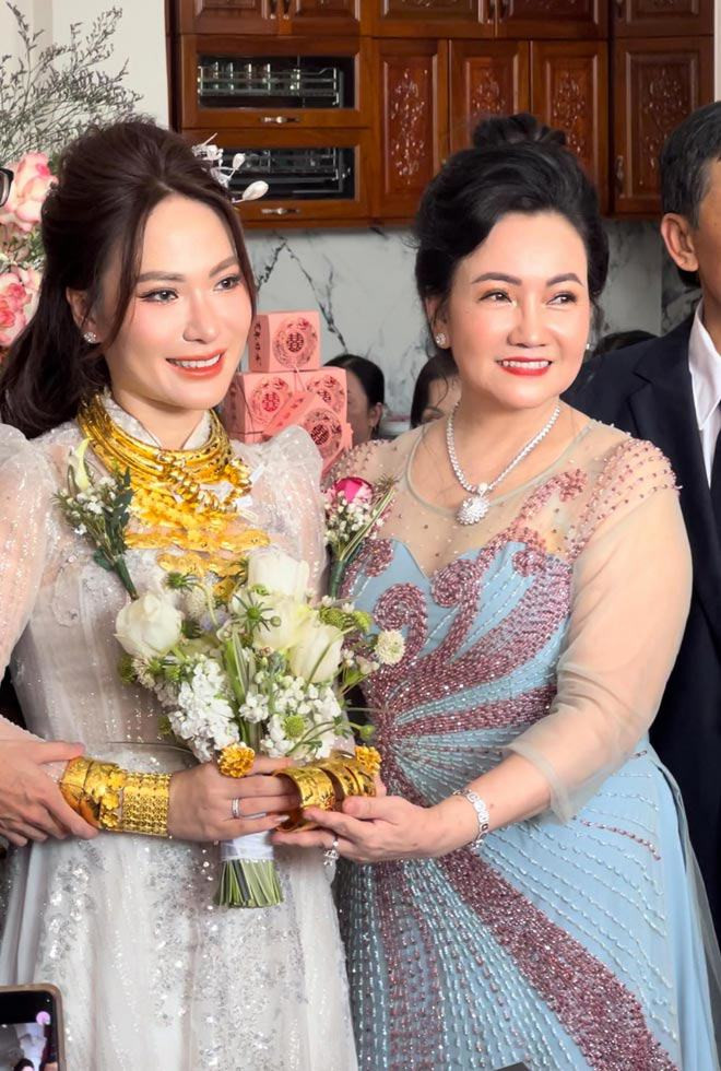 Đám cưới của cặp đôi được tổ chức cách đây vài ngày, thu hút sự chú ý của đông đảo dân mạng bởi sự xa hoa và những món quà cưới "khủng".