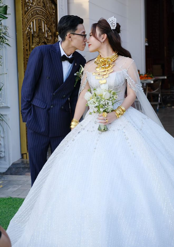 Được biết, “nửa kia” của cô là Trung Tính – thiếu gia chuỗi tiệm vàng nổi tiếng miền Tây.