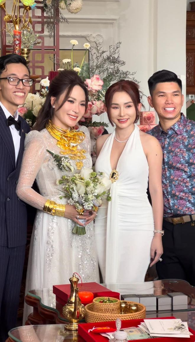 Hình ảnh Như Huỳnh đeo vàng kín người khiến dân mạng trầm trồ.