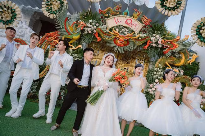 Tiệc cưới nhà gái được tổ chức linh đình với không gian cưới lộng lẫy, xa hoa. Được biết, tổng chi phí tổ chức đám cưới tại nhà gái khoảng nửa tỷ đồng.