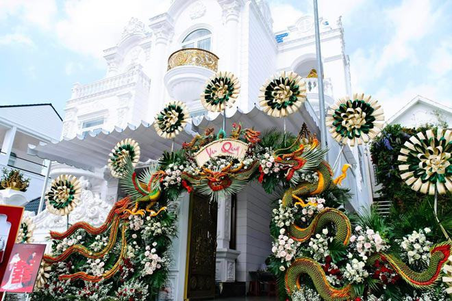 Như Huỳnh và Trung Tính quen nhau từ khi còn là sinh viên đại học. Cả hai có hơn 3 năm yêu nhau trước khi về chung một nhà. Cặp đôi được nhận xét là “trai tài – gái sắc”, cô dâu là người giỏi giang, vừa độc lập tài chính, vừa biết chăm sóc gia đình, còn chú rể là người có chí hướng, biết phấn đấu và đáng tin tưởng.