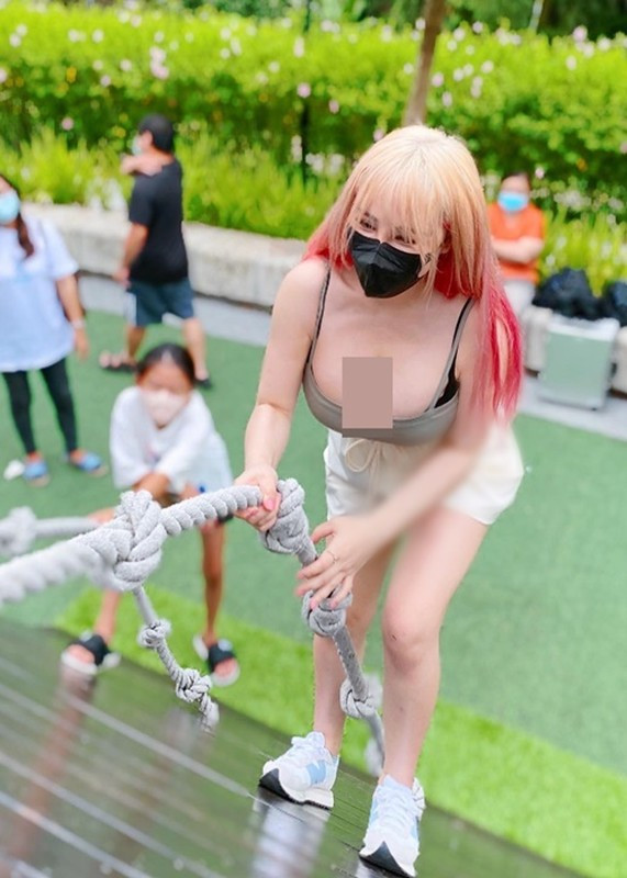 Cô nàng chuộng mặc trễ nải khoe dáng nóng bỏng.