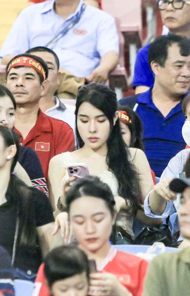Tối ngày 6/6, nàng "hot gymer Nam Định" Trần Bích Hạnh xuất hiện trên sân Mỹ Đình trong trận đấu giữa đội tuyển Việt Nam và Philippines tại vòng loại 2 World Cup 2026.