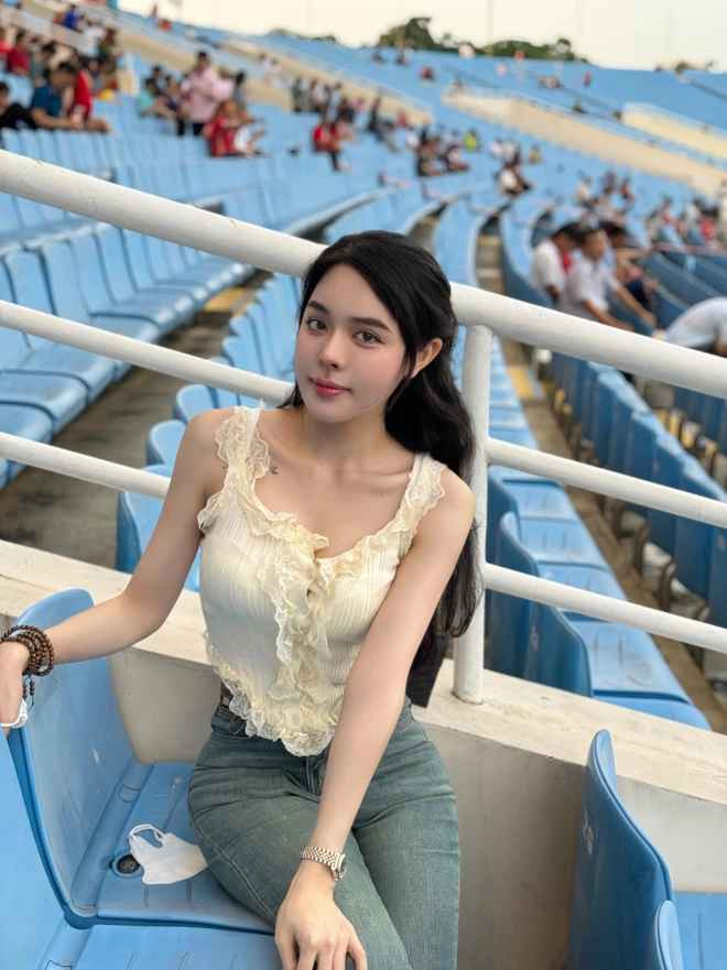 Trên trang cá nhân, cô nàng cũng đăng ảnh "check-in" tại sân Mỹ Đình. Có thể dễ dàng nhận thấy ảnh tự đăng sẽ đẹp hơn rất nhiều so với ảnh bị camera "tóm dính".