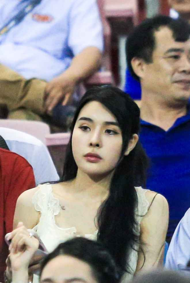 Bích Hạnh sở hữu làn da trắng sáng và trở thành tâm điểm trên khán đài sân Mỹ Đình.