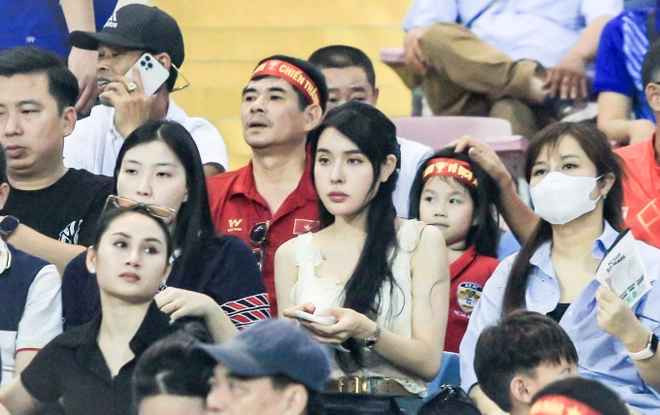 Xuất hiện trên sân Mỹ Đình, Trần Bích Hạnh diện áo sát nách màu trắng nổi giữa đám đông trên khán đài. Ngay lập tức "hot girl phòng gym" này đã lọt ống kính của giới truyền thông.