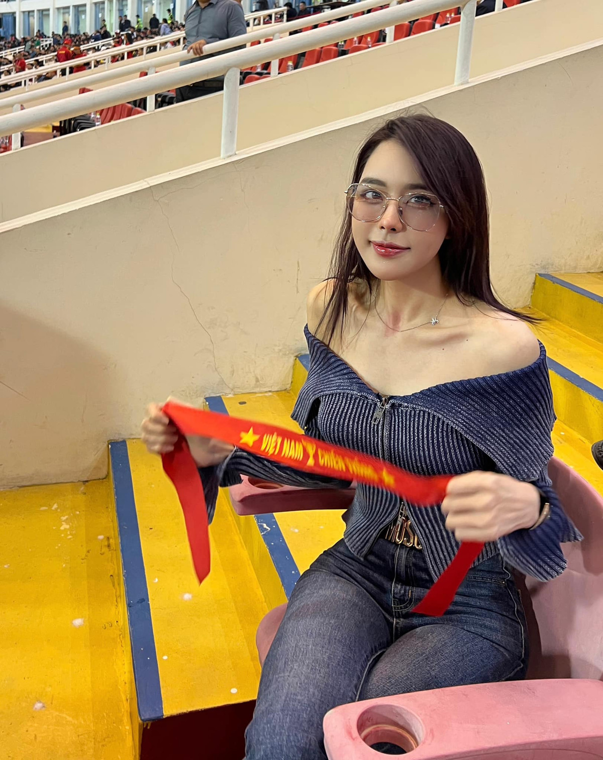 Bích Hạnh vướng tin đồn hẹn hò với hậu vệ Văn Thanh từ đầu năm 2024. Cô nàng bị bắt trọn khoảnh khắc lái xe sang đến đón chàng cầu thủ sau trận đấu.