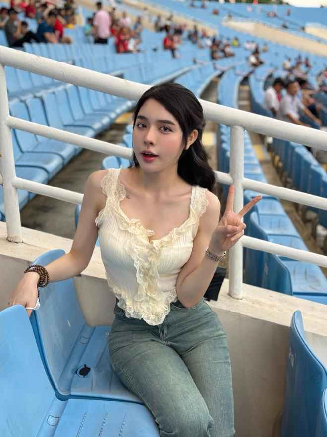 Đường nét gương mặt trong bức ảnh tự đăng của Bích Hạnh trông thanh thoát và hài hòa hơn. Nhưng nhìn chung hai ảnh không có sự khác biệt quá lớn.