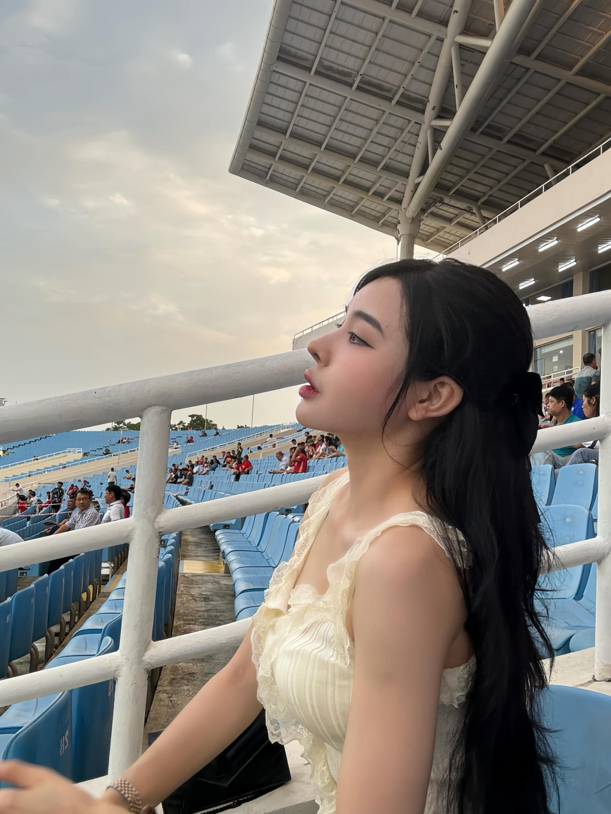 Bích Hạnh mặc áo khoe trọn xương quai xanh.