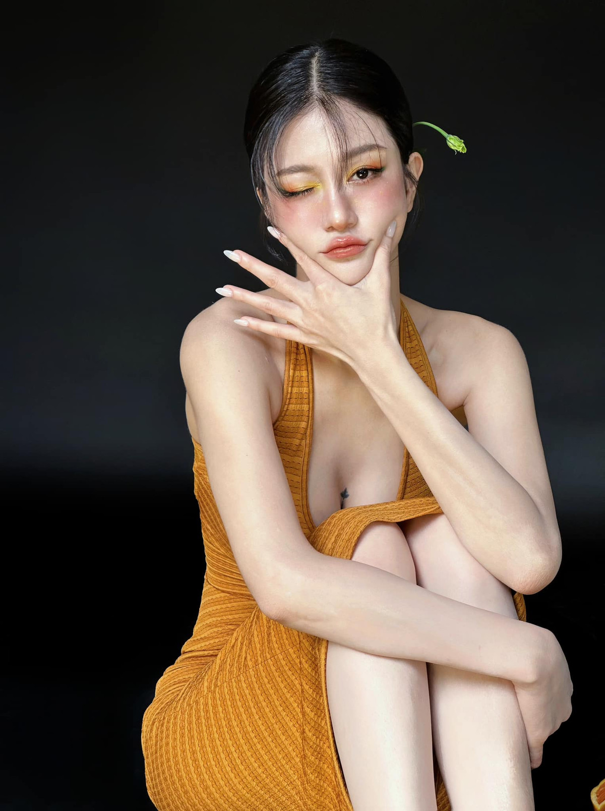 "Tôi ưu tiên ăn rau và trái cây, tôi ăn rất nhiều. Tôi ưu tiên ăn cá tôm nhiều hơn, ít ăn thịt. Thói quen uống trà thải độc gan cũng rất quan trọng trong việc duy trì sức khoẻ hay giữ nhan sắc đối với tôi. Tôi hạn chế ăn quá no, sẽ khiến vòng bụng bị giãn ra và to hơn" - Trần Ngọc Bích chia sẻ.