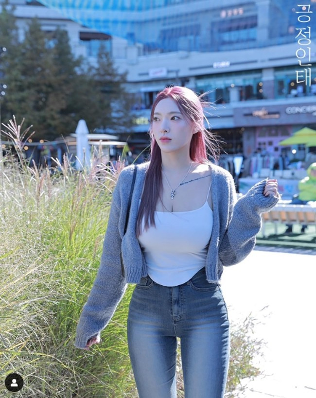 Thay vì vẻ đẹp mảnh mai, da trắng tóc đen như phần lớn chị em tại xứ mình, người đẹp theo đuổi hình tượng khỏe khoắn, quyến rũ.