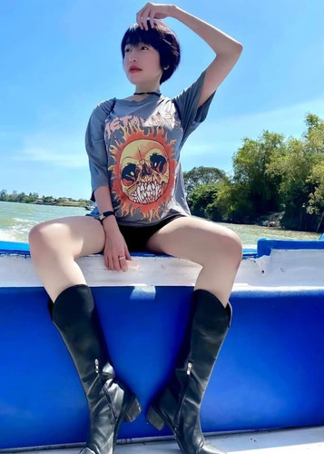 Elly Trần thường diện những bộ đồ cắt xẻ táo bạo, thậm chí là nude để khoe vòng 1 “khủng” trứ danh.