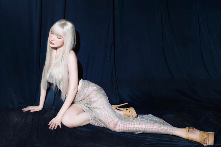 Trên trang cá nhân, bà mẹ hai con thường xuyên đăng tải những bức ảnh, video với phong cách quyến rũ và đôi khi có phần phản cảm.