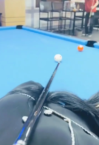 Cụ thể, trong đoạn clip cô nàng "đu trend" nước ngoài nên nằm ngửa trên bàn bi-a, tự nguyện để một nam thanh niên lấy vòng 1 của mình làm điểm kê khi đánh bóng.