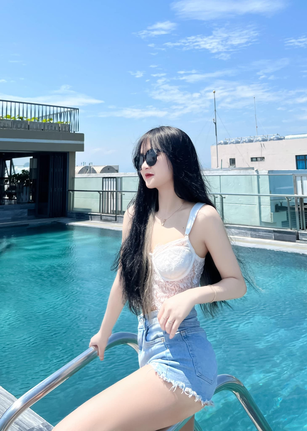 Dù chẳng mặc bikini nhưng Gấm Kami vẫn đủ sức khoe trọn body nuột nhà, nóng bỏng trong bộ croptop ren màu trắng nử kín nửa hở và không khiến dân tình "chán mắt" chút nào.