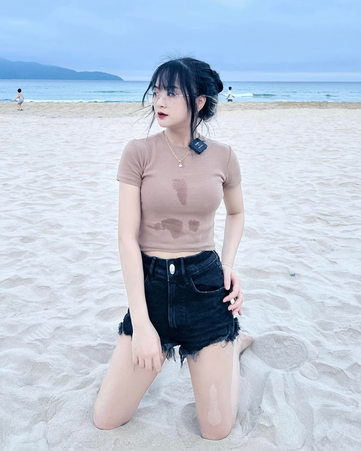 Trên hở khoe trọn vòng 1 đầy đặn, dưới lại "độ" quần jean ngắn cũn kín mít, Gấm Kami đúng là biết cách khiến người hâm mộ đứng ngồi không yên.