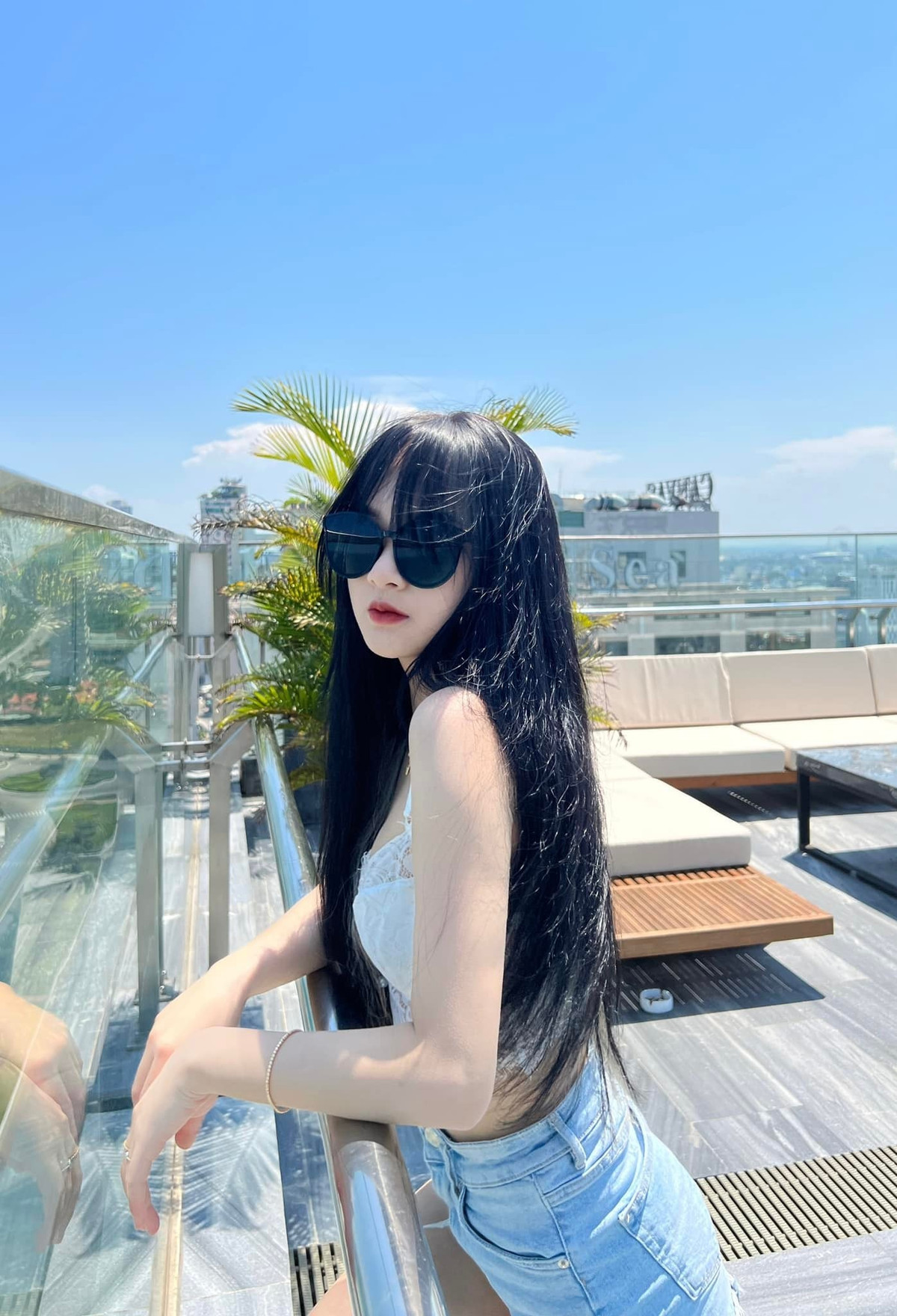 Mới đây, nhân chuyến đi du lịch Đà Nẵng, Tiktoker Gấm Kami cũng tranh thủ check in hồ bơi nửa kín nửa hở khoe thân hình cực kỳ quyến rũ.